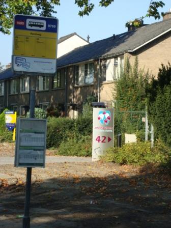 Bushalte naast praktijk ingang